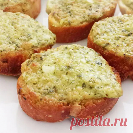 Брускетты с чесноком, песто и сыром - такая закуска спасет положение, если гости уже на пороге - ФотоРецепт - медиаплатформа МирТесен
