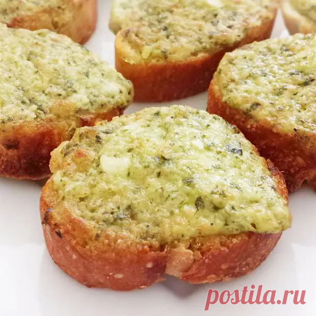 Брускетты с чесноком, песто и сыром - такая закуска спасет положение, если гости уже на пороге - ФотоРецепт - медиаплатформа МирТесен