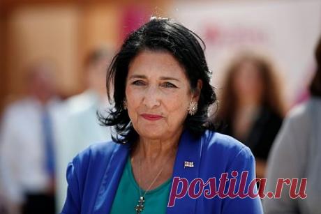 Глава Минобороны Грузии обвинил президента страны в деструктивной политике. Министр обороны Грузии Ираклий Чиковани обвинил действующего президента страны Саломе Зурабишвили в том, что она получила инструкции быть полностью деструктивной по отношению к любым процессам и предстоящим выборам в стране. Так же президент обвиняется в создании «радикальной оппозиции».