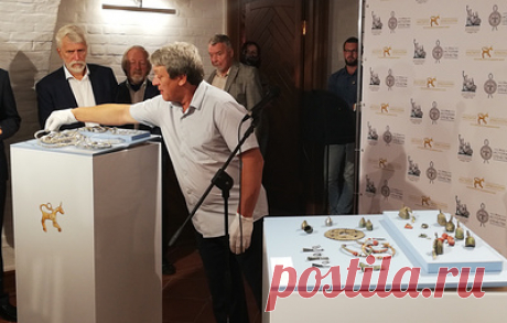 В Суздале и Старой Рязани нашли два редких клада возрастом более тысячи лет. Находки представили в Российском историческом обществе На одной из монет даже был выбит год выпуска — 869.
- Находки представляют большую научную и культурную ценность. Монеты были найдены в разных местах, на разных глубинах. Их можно назвать уникальными, - отметил глава Центра археологических исследований Владимиро-Суздальского музея-заповедника Андрей Тихонов.
По словам исследователя, в целом на территории Владимиро…