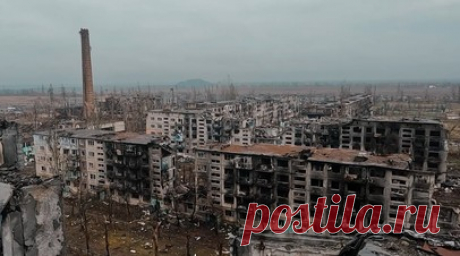 Оружие и самодельные свастики: что оставили ВСУ при отступлении из Угледара. Спецкор RT Александр Пискунов побывал в освобождённом Угледаре в ДНР. Здесь всё ещё опасно находиться, поэтому передвигаться нужно быстро и группами по два-три человека, соблюдая безопасную дистанцию. При освобождении города бойцы Восточного военного округа обнаружили вещи вэсэушников 72-й бригады, среди которых были самодельные свастики. Боевики получали их в качестве наград. Подробнее — в сюжете RT. Читать далее