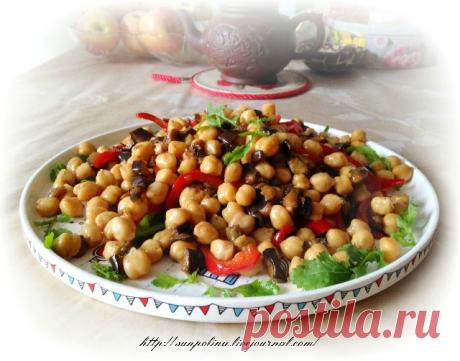 Салат с нутом, баклажанами и сладким перцем Вкусный, аппетитный, сытный и очень гармоничный салатик получился :) Единственное, уменьшила бы раза в два количества нута - тогда бы было ещё вкуснее мне и сочнее :))) И совет, обязательно дайте настояться ему, чтобы нут полностью пропитался этой чудесной заправкой :) Нам понадобится: 2 небольших…