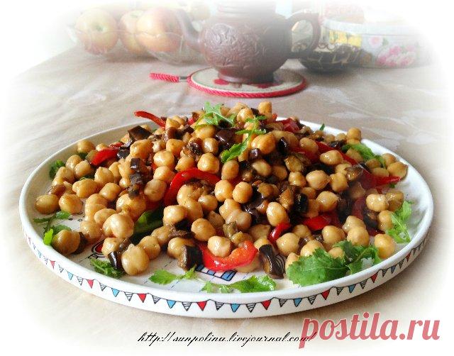 Салат с нутом, баклажанами и сладким перцем Вкусный, аппетитный, сытный и очень гармоничный салатик получился :) Единственное, уменьшила бы раза в два количества нута - тогда бы было ещё вкуснее мне и сочнее :))) И совет, обязательно дайте настояться ему, чтобы нут полностью пропитался этой чудесной заправкой :) Нам понадобится: 2 небольших…