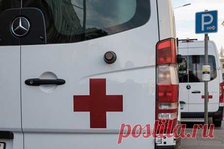 Чиновник из Запорожья пострадал при взрыве газового баллона в авто в Симферополе. Помощник вице-премьера Запорожской области Владимир Епифанов пострадал при взрыве газового баллона в автомобиле в Симферополе. Чиновник из Запорожья ехал за рулем Land Cruiser на Евпаторийском шоссе. Помимо Епифанова в салоне находились его секретарь и охранник. По какой причине произошел взрыв, пока неизвестно.