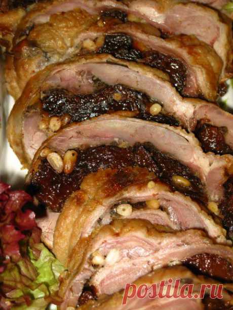 Утиный рулет с черносливом и орехами