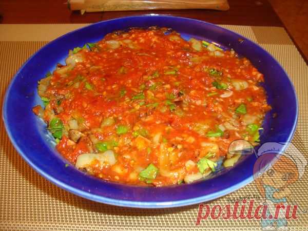 Салат Шакшука — очень вкусное блюдо: пошаговый рецепт с фото Салат Шакшука получается очень вкусным и в то же самое время, легким. Благодаря сахару и чесноку, заправка обретает очень пикантный вкус, который отлично подчеркивает баклажаны и перец.