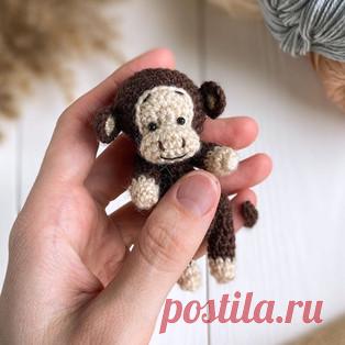 Обезьянка амигуруми. Схемы и описания для вязания игрушек крючком! Бесплатный мастер-класс от @scandistyle_dolls по вязанию обезьянки крючком. Высота вязаной игрушки примерно 8 см. Для изготовления такой маленькой мар…