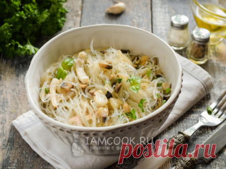 Фунчоза с кальмарами и грибами — рецепт с фото Добавим к жареным шампиньонам вареного кальмара и сливки - получим невероятно вкусную заправку для фунчозы. Процесс быстрый и легкий.