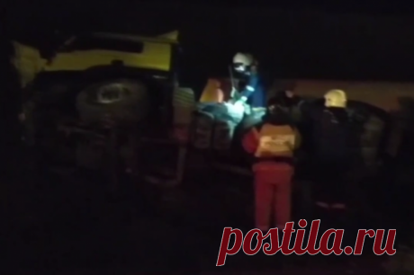 Утечка топлива произошла в Ростовской области из-за ДТП с бензовозом. Бензовоз опрокинулся на трассе М-4 «Дон» в Чертковском районе Ростовской области.