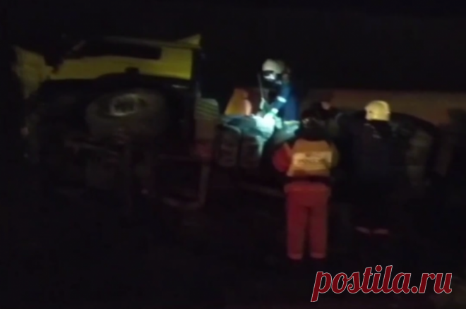 Утечка топлива произошла в Ростовской области из-за ДТП с бензовозом. Бензовоз опрокинулся на трассе М-4 «Дон» в Чертковском районе Ростовской области.
