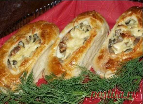 Лодочки из слоеного теста с картофелем, мясом и огурчиками Ингредиенты: - картофель - 1 кг. - мясо (любое) - 400 гр. - луковица - 1 большая - огурчики соленые -3-4 шт(маленькие) - тесто слоеное - 500 гр.(у меня было готовое, дрожжевое, резаное на квадраты.....