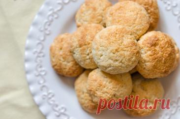 Кокосовое печенье Ингредиенты:100 г муки100 г сахара200 г кокосовой стружки2 яйца1 ч. л. разрыхлителяПриготовление: Яйца взбить с сахаром.Добавить кокосовую стружку, перемешать.Всыпать муку с разрыхлителем, снова перемешать.Убрать тесто в холодильник на полчаса.Руки смочить водой и сформировать из теста...