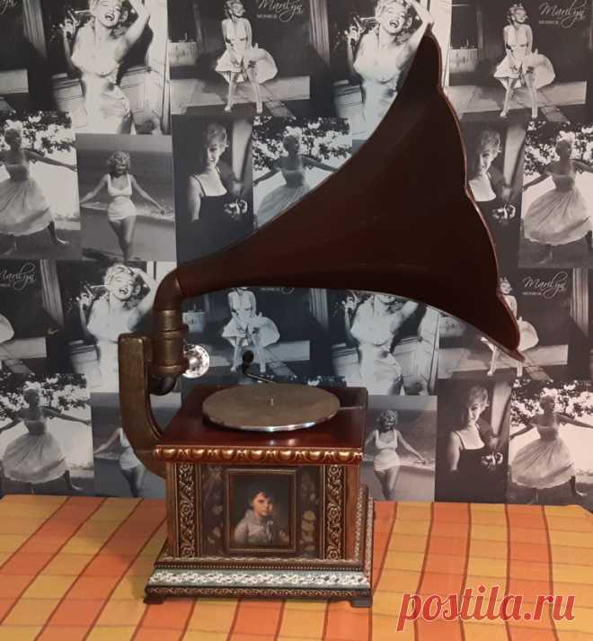 Граммофон с деревянной трубой. СССР. 1935 год.
Реставрация.
Корпус из пород : красного дерева, берёзы, сосны и дуба.
По периметру покрыт гобеленом.
Вставки по периметру : орех, красное дерево.
Верх /низ : 380 х 380 / 350 х 350 мм.
Высота : 280 мм.
Опорный диск покрыт бархатным фактурным материалом : Calvados.
Отсек для хранения игл.
Старинные литографии в рамках с латунными вставками в стиле : "Классицизм".

....