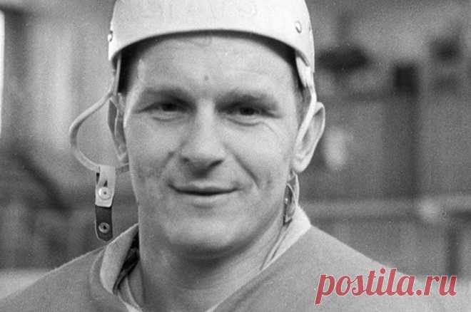 «Ой, Александров упал…». Как внезапно прервалась жизнь легенды ЦСКА. Вениамин Александров — из когорты легендарных армейских хоккеистов, которые в шестидесятые выигрывали все турниры. Но ушел экс-нападающий очень рано — в 54 года, по роковому стечению обстоятельств умерев на родной арене.
