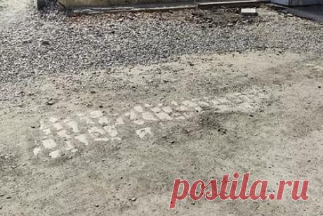 В российском городе случайно нашли столетнюю мостовую. В Челябинске во время работ по благоустройству улицы Свободы случайно нашли участок каменной мостовой. Ей может быть около ста лет. Находка может иметь историческую и культурную ценность, уточнили изданию в комитете охраны культурного наследия региона. Чтобы не повредить мостовую, работы приостановили.