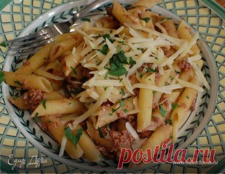 Паста болоньезе с красным вином . Ингредиенты: говядина, помидоры консервированные в собственном соку, макароны Вместо говядины можно взять телятину. Если соус у вас остался, уберите в холодильник, на следующий день можно использовать его для других блюд — он отлично подойдет и к рису, и к картошке!