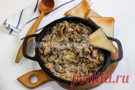 Свинина с грибами в сырном соусе Блюдо по вкусу похоже на жульен. Но вместо сливок для приготовления соуса используется плавленый сырок.