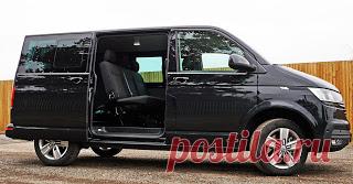 Volkswagen T6.1 Transporter Kombi (Фольксваген Т6.1 Транспортер Комби).
В то время как Transporter пользуется популярностью среди тех, кто хочет спортивный фургон, способный перевозить семьи и их комплект, текущий Kombi предлагается только в комплектациях Startline и Highline, что может не впечатлить владельцев предыдущих версий Sport