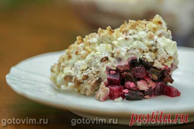 Слоеный мясной салат со свеклой и черносливом. Рецепт с фото