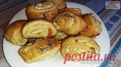 Рулетики из слоёного теста с творогом и изюмом
