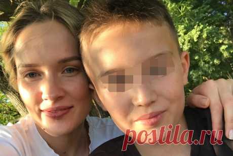 «Сын меня зовет». Мать сожженного в Раменском мальчика дала интервью aif.ru. Более полугода длится предварительное следствие по делу четвероклассника из Раменского Альберта Умбертьянова, заживо сгоревшего в сарае, куда его заперли друзья. Только сейчас мать мальчика, все это время хранившая молчание, заговорила.