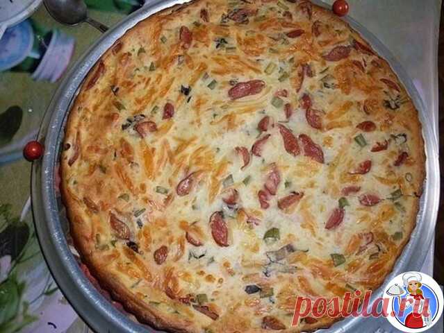 ПИРОГ К ЗАВТРАКУ 

яйца куриные — 2 штуки, 
кефир или кислое молоко -1 стакан, 
мука — 1 стакан, 
сосиски, сардельки и другой вид колбасных изделий — граммов 200, 
сыр твердый — 200 граммов, 
помидоры — 2 штуки, 
разрыхлитель — 1,5 чайных ложек, 
соль — щепотка, 
зелень рубленая — 1 стол. ложка, 
масло сливочное для смазывания формы. 

Сыр натереть на средней терке. Сардельки нарезать тонкими полукольцами. Помидоры плоскими дольками. 

Яйца разболтать с солью и кефиром.Доб...