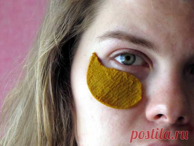 Remedio natural con cúrcuma para eliminar las ojeras Aquí estamos con una mascarilla para las ojeras que puede ayudarte a eliminar las ojeras. Recomendamos hacer esta mascarilla por la noche.