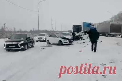 На въезде в Екатеринбург образовалась пробка из-за массового столкновения. Массовое столкновение автомобилей спровоцировало большую пробку на въезде в Екатеринбург. В аварию попали 12 легковых машин и одна фура, из-за чего образовался четырехкилометровый затор на трассе М-5. Обошлось без пострадавших. ДТП произошло, когда один из автомобилей перестраивался на соседнюю полосу.