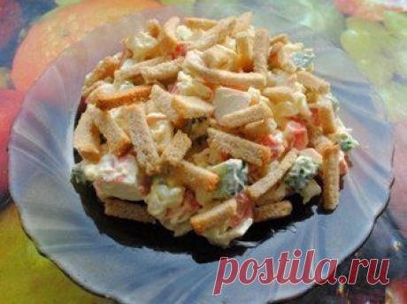 400 г крабовых палочек
4 яйца
2 плавленных сырка (я беру 60%)
3 свежих огурца
пачка майонеза (200 г)
соль по вкусу
сухарики