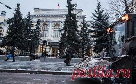 ЦБ даст банкам еще полгода на сокрытие информации о владельцах и сделках. Банк России определился, как долго кредитные организации смогут не публиковать в открытом доступе данные об акционерах, топ-менеджменте или сделках. Эти сведения несут санкционные риски, пояснил ЦБ