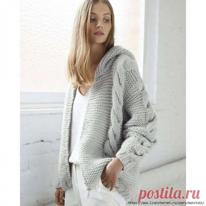 Кардиган платочной вязкой с косами и капюшоном