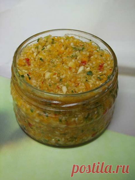 «БУЛЬОННЫЙ КУБИК» 100г корней петрушки 200г корней сельдерея 200г моркови немного зелени сельдерея 1 стручок красного сладкого перца 100г соли Все корни почистить, нарезать кусочками и измельчить в блендере вместе с зеленью и перцем. Смешать с солью. Разложить приправу в стерилизованные банки. Добавлять вместо соли. Приправа хорошо хранится в холодильнике до весны, закрытая обычной крышкой.