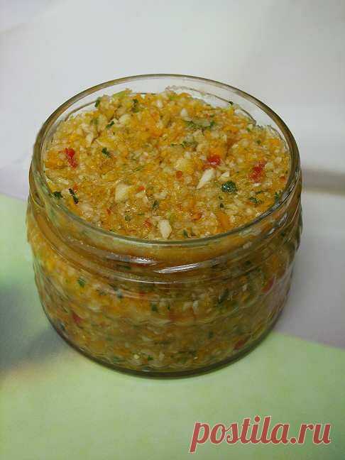 «БУЛЬОННЫЙ КУБИК» 100г корней петрушки 200г корней сельдерея 200г моркови немного зелени сельдерея 1 стручок красного сладкого перца 100г соли Все корни почистить, нарезать кусочками и измельчить в блендере вместе с зеленью и перцем. Смешать с солью. Разложить приправу в стерилизованные банки. Добавлять вместо соли. Приправа хорошо хранится в холодильнике до весны, закрытая обычной крышкой.