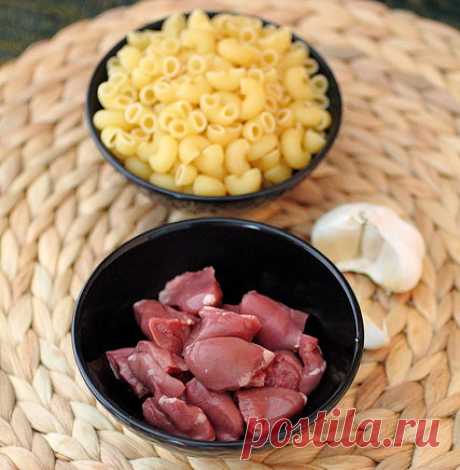 Макароны с куриными сердечками 

Отличный рецепт ароматных макарон, вареных с жареными куриными сердечками и чесноком.