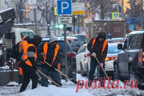 В российском регионе решили брать на работу мигрантов из Индии и Пакистана. В Свердловской области решили брать на работу мигрантов из Индии и Пакистана. Об этом стало известно порталу Е1.ru. С их помощью работодатели в российском регионе намерены бороться с острым дефицитом кадров, выяснило издание. По информации властей, иностранные специалисты могут приступить к работе уже в 2024 году.