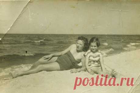 Почему у нас на стенах нет фотографий умерших родных? Вешать ли на стены фотографии умерших родных – дело сугубо личное. Правда, сегодня это стало почти что тенденцией: в современных квартирах все реже встретишь старые семейные фото. Почему? Чего мы боимся и чего избегаем? Писатель Николай Крыщук думает