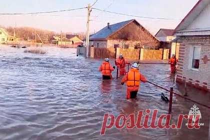 Жительница рассказала о затоплении двора в Орске за несколько часов. Жительница города Орск в Оренбургской области рассказала, как вода затопила ее двор за три-четыре часа. Ее слова приводит РЕН ТВ. «Этого ничего не было, домой прихожу, а мне подружка говорит, что уже затапливает», — рассказала россиянка, указав на затопленный двор в Оренбургской области.