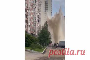 В Москве на видео сняли гейзер высотой в семь этажей