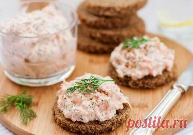 Завтрак: готовим риет из рыбы Приготовим вкусную рыбу по-новому. Вы удивитесь, но даже на завтрак она уместна, например, в виде риета — популярной намазки к тостам. От паштета его отличает рыхлая волокнистая структура и способ...