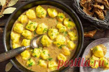 Ленивые вареники из картофеля в грибном соусе - Будет вкусно - Социальная сеть "МТ.RU" Любите вареники, но нет времени и желания возиться с тестом? Приготовьте ленивые вареники из картофеля в грибном соусе. Это так вкусно! В этом рецепте соус из сушеных лесных грибов, поэтому нужно время на подготовку. Ленивые вареники из картофеля в грибном соусе. Подготовка: 8 Подписывайтесь, читайте, комментируйте, ставьте лайки