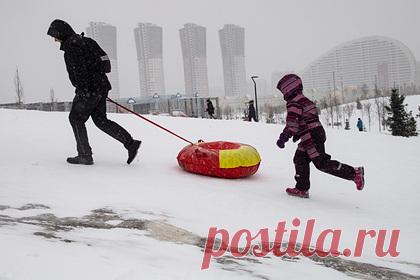 В российском городе катающаяся на «ватрушке» девочка попала под поезд. Пятилетняя жительница города Королев в Московской области получила травму, катаясь на тюбинге. Ребенок катался на «ватрушке» с горки в опасном месте. Тюбинг наехал на бугор и изменил направление. Девочка поехала в сторону находящихся вблизи железнодорожных путей. «Ватрушка» врезалась в колесо поезда.