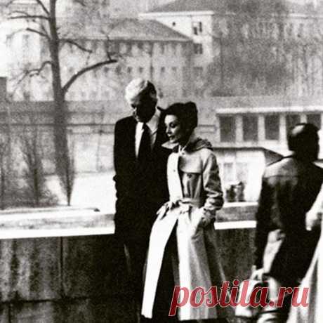 Givenchy and Audrey Hepburn walking along the Seine, 1982, possibly Norman Parkinson. Живанши и Одри Хепберн, гуляющие по Сене, 1982 год, возможно, Норман Паркинсон