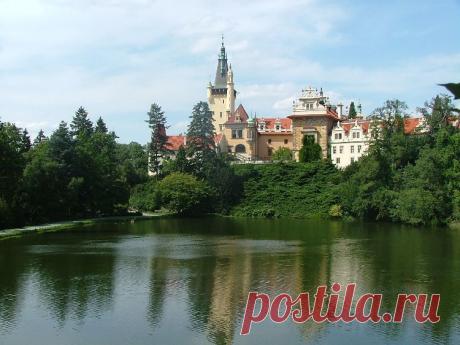 Чехия - страна, где нет бескрайних водных просторов и пеликаны не гуляют по побережью, а температура воздуха в летние месяцы, как и в большинстве стран Восточной Европы, не очень высока. Тем не менее, туристов в Чехии всегда предостаточно. Почему? Потому, что эта страна имеет неотразимое очарование и неповторимый колорит.