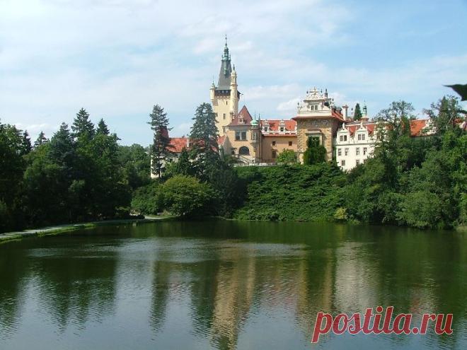 Чехия - страна, где нет бескрайних водных просторов и пеликаны не гуляют по побережью, а температура воздуха в летние месяцы, как и в большинстве стран Восточной Европы, не очень высока. Тем не менее, туристов в Чехии всегда предостаточно. Почему? Потому, что эта страна имеет неотразимое очарование и неповторимый колорит.