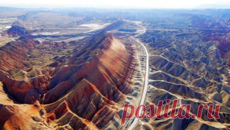 Цветные горы: очередная загадка природы