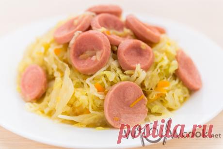 Тушеная капуста с сосисками в мультиварке