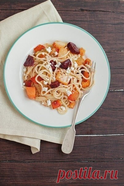 Подборка вкуснейших рецептов пасты

Паста, запечённая овощами и хлебом

Ингредиенты

для соуса:

Оливковое масло — 70 мл 
Бальзамический уксус — 60 мл 
Дижонская горчица — 3 ст. л. 
Мед — 1 ст. л.
Чеснок — 2 зубчика 
Соль
Перец

Приготовление:

1. Смешать все ингредиенты для соуса. Я обычно беру стеклянную банку, добавляю туда все компоненты, закрываю крышкой и взбалтываю, чтобы все смешалось равномерно.
2. Овощи помыть, почистить, нарезать на небольшие кусочки.
3. Противе...