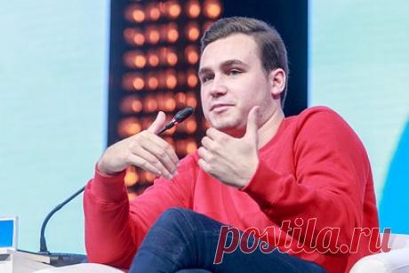 Популярный российский блогер показал забытые у него шпаргалки Собчак. Популярный российский блогер Николай Соболев (внесен Минюстом в реестр иноагентов) рассказал, что журналистка и телеведущая Ксения Собчак после интервью забыла у него шпаргалки от редакторов. Среди них были листы с вопросами и досье. Блогер признался, что его рассмешил текст досье.