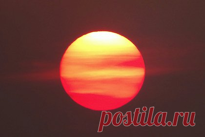 На Солнце обнаружили опасное скопление солнечных пятен. Астрофизики обнаружили группу гигантских пятен на Солнце, которые могут представлять угрозу мощнейших солнечных вспышек. Пятна AR3576, имеющие сложную магнитную структуру, простираются более чем на 150 тысяч километров и имеют четыре темных ядра, каждое из которых больше Земли.