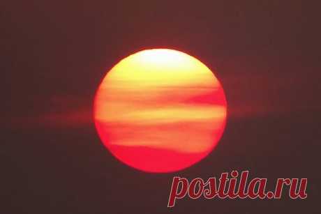 На Солнце обнаружили опасное скопление солнечных пятен. Астрофизики обнаружили группу гигантских пятен на Солнце, которые могут представлять угрозу мощнейших солнечных вспышек. Пятна AR3576, имеющие сложную магнитную структуру, простираются более чем на 150 тысяч километров и имеют четыре темных ядра, каждое из которых больше Земли.